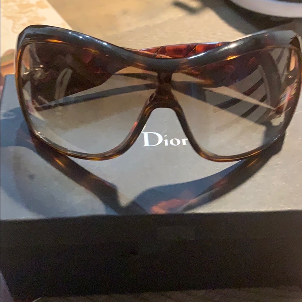 Oversized Dior sunglasses with box. no scratches.